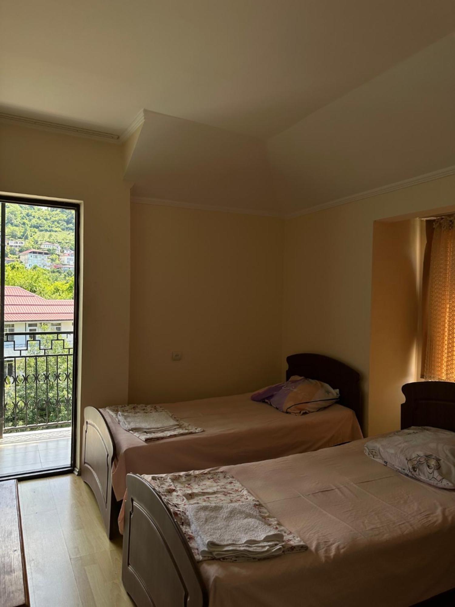 Temo'S Guesthouse Sarpi Exterior foto